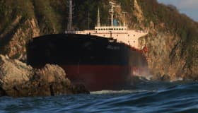 Hay 425 mil litros de combustible en buque encallado en Jalisco