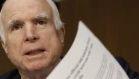 McCain acusa "doble estándar" en investigaciones del FBI a Clinton y Trump