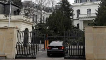 República Checa acusa a Rusia de la explosión de un arsenal y expulsa a 18 diplomáticos rusos