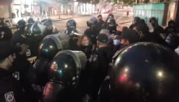 Encapsula policía a ex trabajadores de Notimex en el Zócalo capitalino