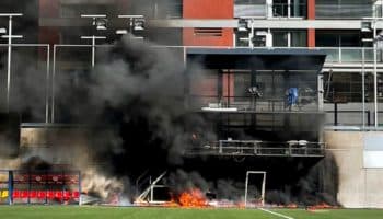 Esto sí que es "calentar" un partido de futbol | Video