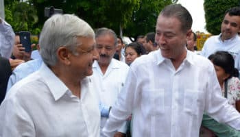 AMLO reitera confianza en Quirino Ordaz pese polémica foto con Carlos Salinas
