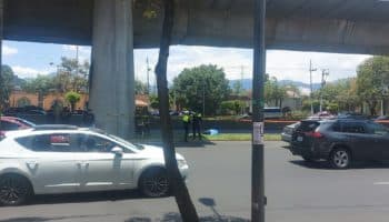 Fallece una persona al caer del segundo piso del Periférico
