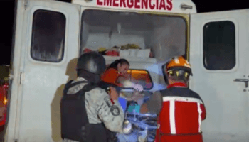 Rescatan a un centenar de migrantes en tráiler abandonado en Veracruz