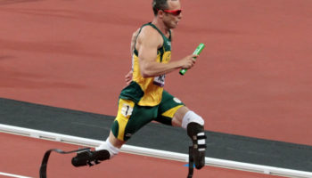 Oscar Pistorius, atleta paralímpico que asesinó a su novia, busca salir de prisión