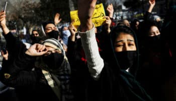 ¿Cuándo podrán regresar a la escuela las mujeres de Afganistán?