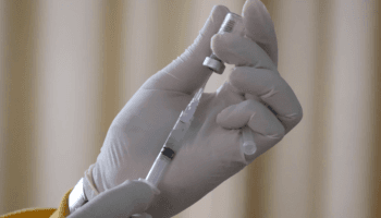 Cofepris emite alerta de riesgo sobre vacuna contra el dengue