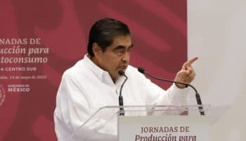 'Me duele el brazo... no crean que es algo grave': Miguel Barbosa el domingo pasado en un acto público | Video