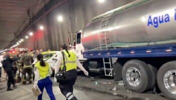 Pipa de agua embiste 7 carros y una moto en Túnel de Mixcoac