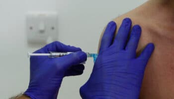 Se necesitan vacunas 'actualizadas' para los meses complicados: médico | Entérate