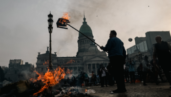 El Gobierno de Milei tacha las protestas frente a Senado de "sedición" y "golpe de Estado" | Videos de protestas