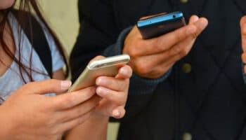 Estudio asocia el uso frecuente del móvil con peor salud de fumadores y diabéticos