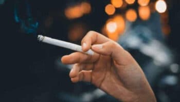 Pide Comisión Europea ampliar la prohibición de fumar y vapear a más zonas públicas