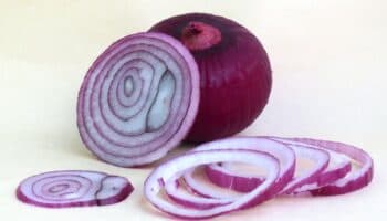 ¿Qué enfermedades cura o alivia la cebolla morada?