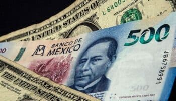Dólar baja de 17 pesos y Sheinbaum lo atribuye a confianza en México