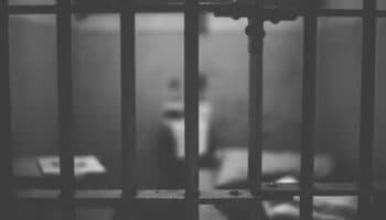 Una madre confiesa haber ayudado a su hijo a ocultar el asesinato de su pareja en Italia