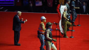 Trump baila 'Y.M.C.A' junto a los Village People en mitin previo a investidura | Video