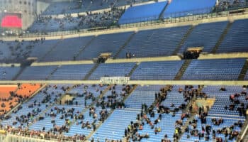 Manifiesta afición rossonera su descontento en San Siro | Video