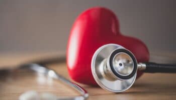 Científicos crean una IA que busca prevenir infartos oyendo los latidos
