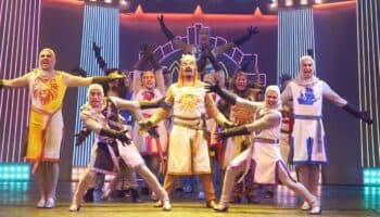 Un Momento de Teatro: Spamalot, un libreto amarrado con cables de acero | Video