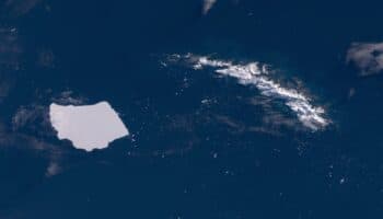 El iceberg más grande del mundo se queda atascado | Video