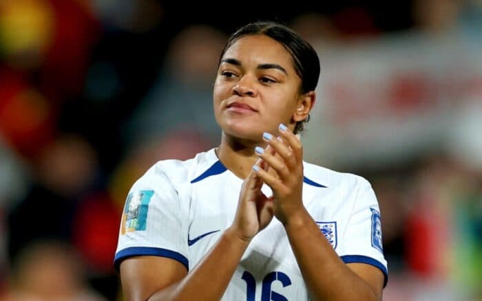 Condenan a hombre por insultar a la seleccionada inglesa Jess Carter | Video