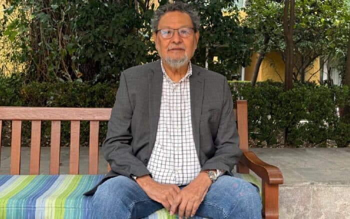 “Hay tres cosas que nunca hice: pensar en la edad, en que no soy guapo y peinarme”: Élmer Mendoza