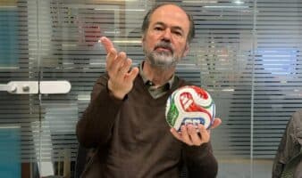 “Tengo casi setenta años y cuando veo un juego futbol me convierto en un niño de cinco”: Juan Villoro