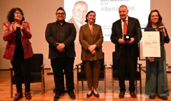 Alberto Dallal recibe la Medalla Bellas Artes