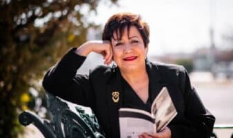 Elpidia García, la escritora que creó a Imperio Bravo, la policía que se echa la justicia sobre sus hombros