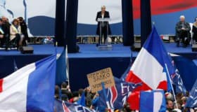 Femen protesta con saludo nazi, en desfile de la ultraderecha en Francia