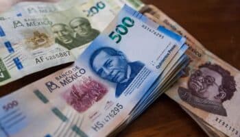 Peso inicia con pie derecho la semana de Navidad; rompe barrera de 18 por dólar