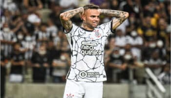 Acaban barristas de Corinthians con la juerga del mediocampista Luan | Video