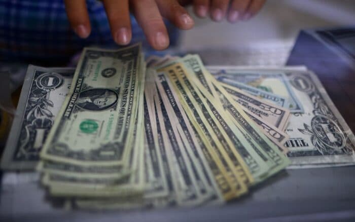 Peso se deprecia 3.25% ante dólar debido a escalada en Medio Oriente