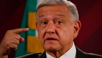 AMLO rinde tributo al 'chaneque, aluxe o duende travieso' que cuida Bacalar