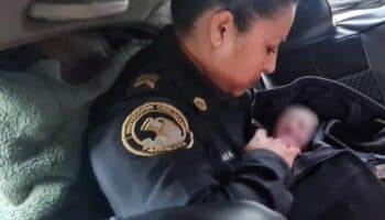 Policías ayudan a mujer a dar a luz en CDMX