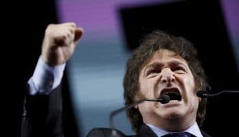 Banco Central argentino devalúa 22% el peso tras triunfo de Milei en las primarias