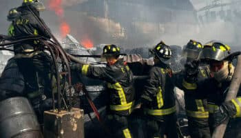 ¿Cuánto gana un bombero al mes y cuántas horas trabajan?