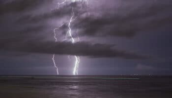 Tormentas causan estragos en este de EU y ruptura de glaciar en Alaska arrasa viviendas