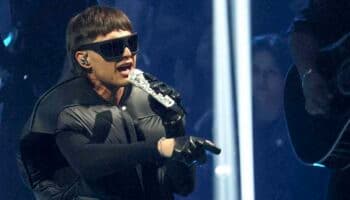 Tras amenaza de muerte, Peso Pluma reaparece en los VMA 2023 | Video