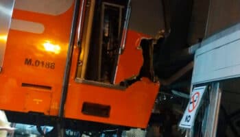 Metro CDMX: Conductora, al hospital tras impactar convoy en taller de Línea 6