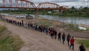 Migrantes en México caen en estafas de hasta 20 mil dólares por fallas de CBP One de EU