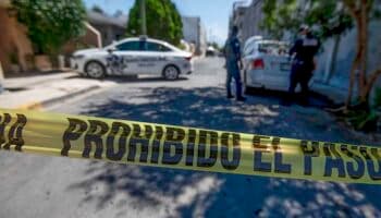 Procesarán por intento de feminicidio al adolescente que apuñaló a su exnovia en preparatoria de NL
