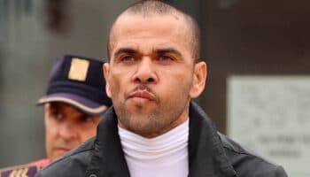 Abandona Dani Alves la cárcel tras pagar un millón de euros de fianza
