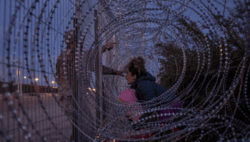 Corte de EU bloquea polémica ley migratoria de Texas mientras la evalúa