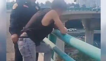 Evitan que joven se aviente del Segundo Piso de Periférico | Video