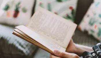 Casamenteros y cazadores de libros | Artículo de Nilsa Téllez