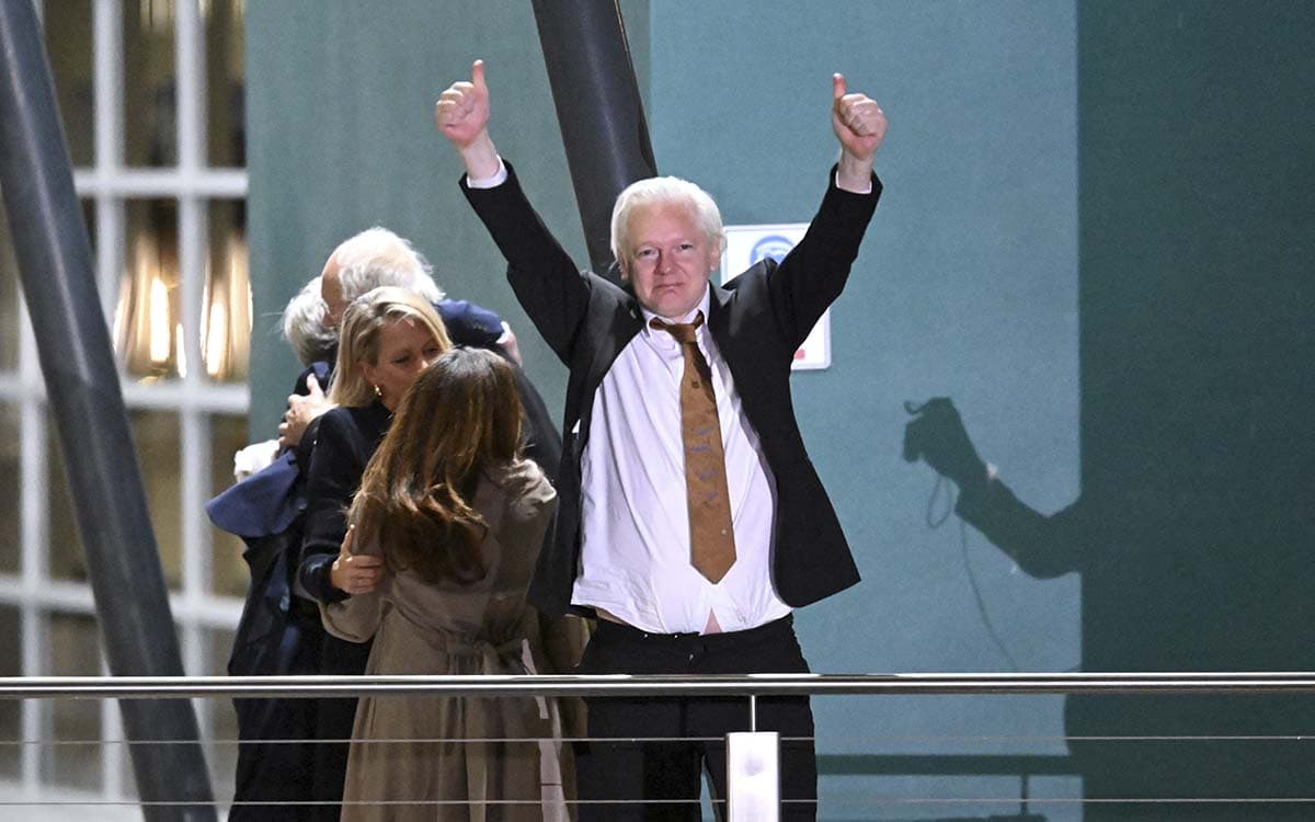 Aristegui en Vivo: Assange llega a Australia como hombre libre; Sheinbaum responde a magistrados; casos Quevedo y Vallarta, y más...