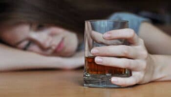 Industria del alcohol impulsa “pink drinking” para aumentar consumo entre mujeres, alerta El Poder del Consumidor