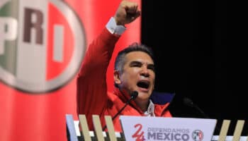 PRI avala reelección y aclama a ‘Alito’ como su líder